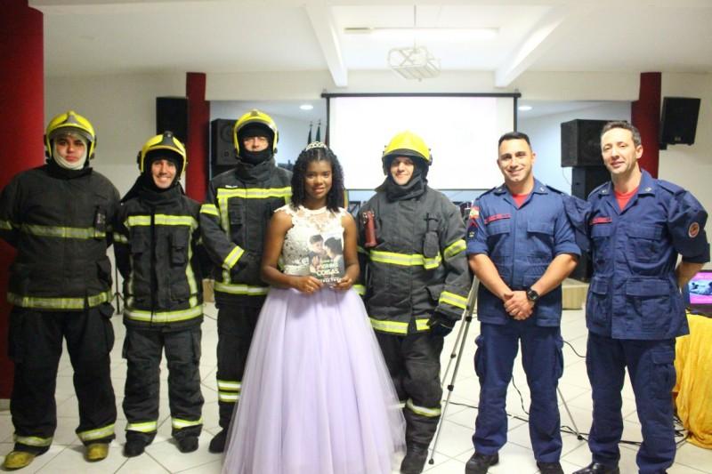 Voluntários se unem para ajudar adolescente a realizar sonho da festa de 15 anos