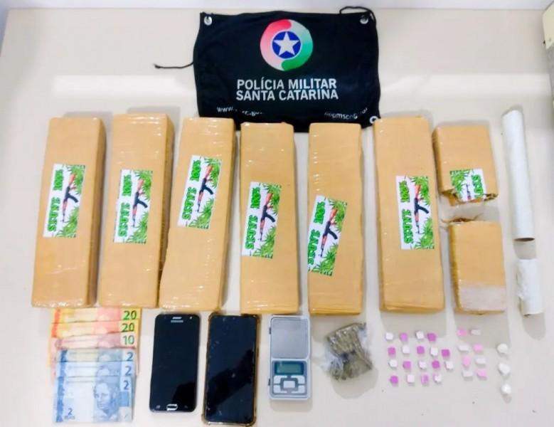 Casal é preso em Tubarão após PM encontrar quase cinco quilos de maconha em kitnet