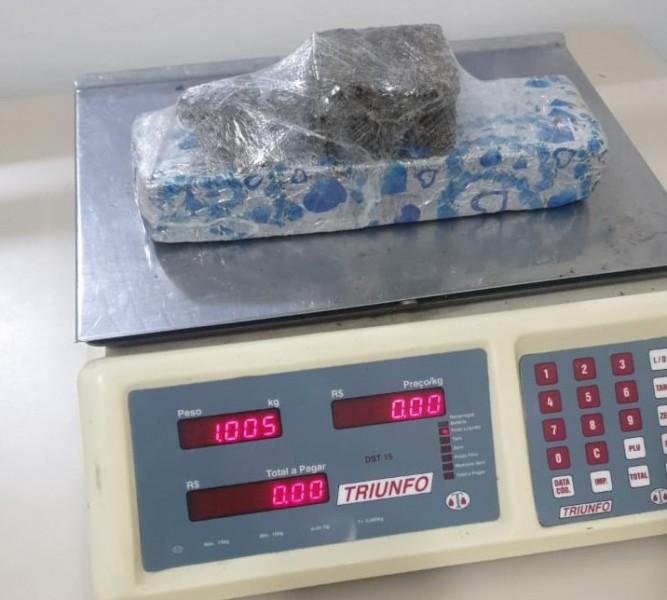 PMRv apreende mais de um quilo de maconha e porção de cocaína durante fiscalização