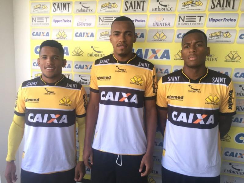 Tigre apresenta trinca de reforços