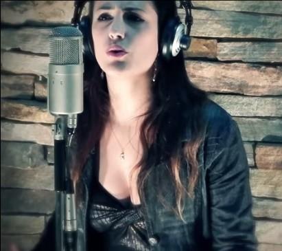 Marília Dutra concorre em competição como melhor cantora de SC