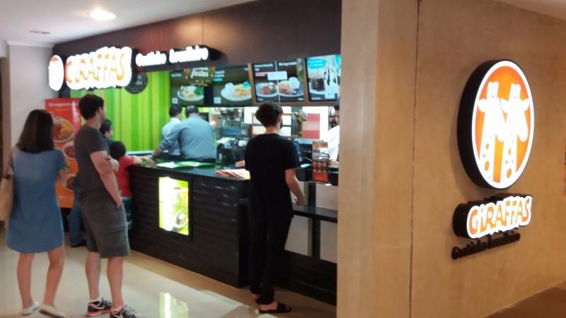 Giraffas abre as portas na praça de alimentação do Della
