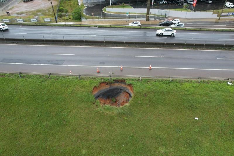 Trânsito será desviado na BR-101 em Tubarão, após abertura de cratera na margem da rodovia