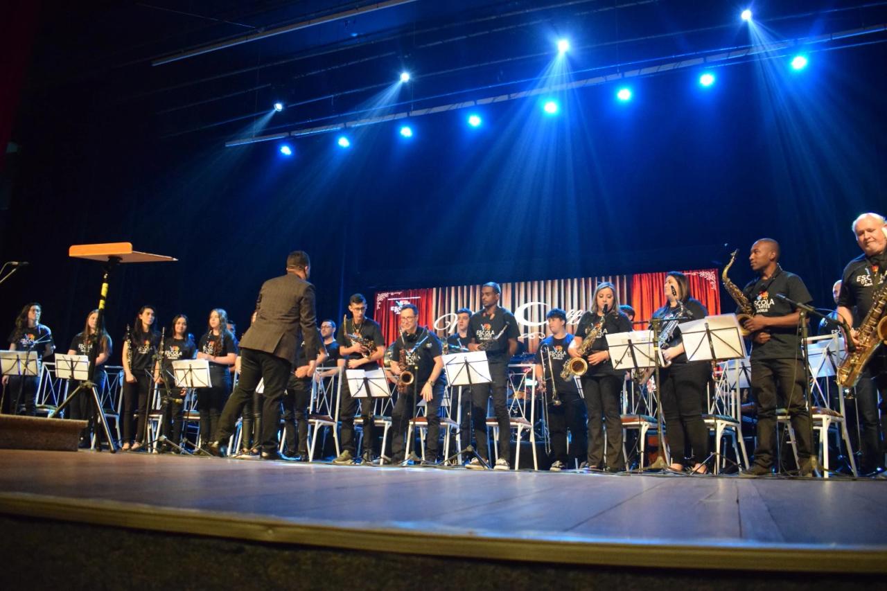 Jovens talentos da Abadeus apresentam espetáculo musical no Teatro Elias Angeloni em Criciúma