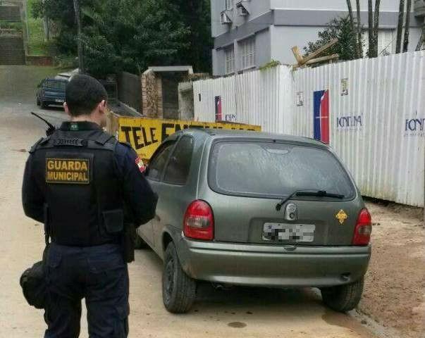 Veículo furtado é abandonado na área central de Criciúma
