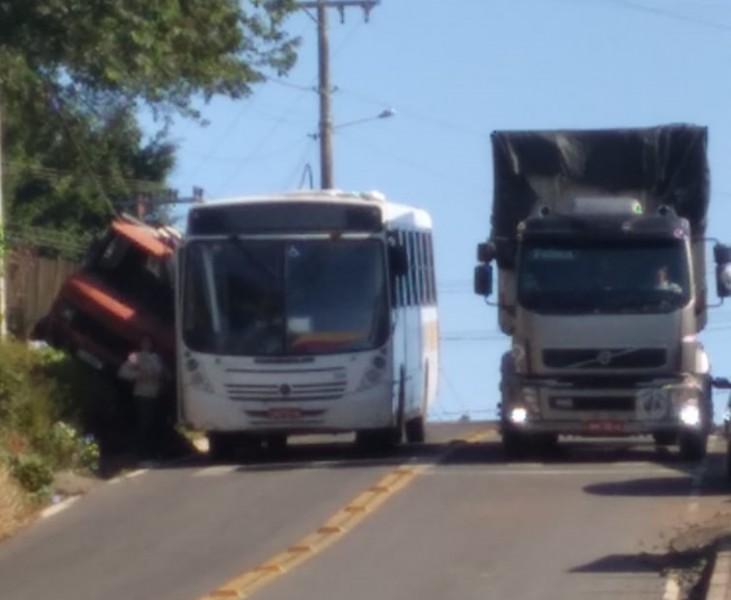 Novo acidente no bairro Demboski reacende problema com infraestrutura de rua 