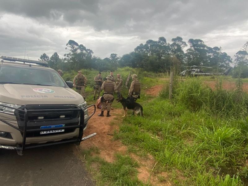 Criciúma: dupla que estava com carro roubado foge para área de mata e é detida pela PM 