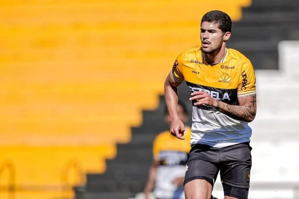Zagueiro carvoeiro tem contrato rescindido e segue carreira na Europa