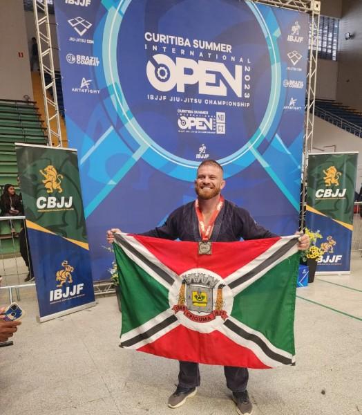 Atleta da FME de Criciúma é campeão em competição internacional de jiu-jitsu