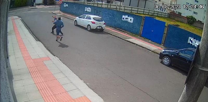 Vídeo: ladrão rouba celular e é detido por funcionário de empresa no Centro de Criciúma