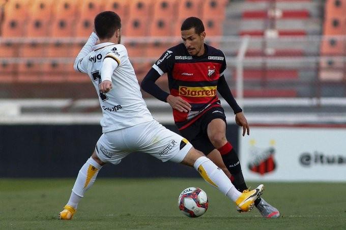 Em jogo com goleiros expulsos, Criciúma perde para o Ituano e mantém jejum de vitórias fora de casa