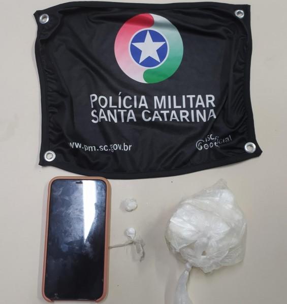 Criciúma: homem é preso após tentar descartar cocaína ao ser abordado