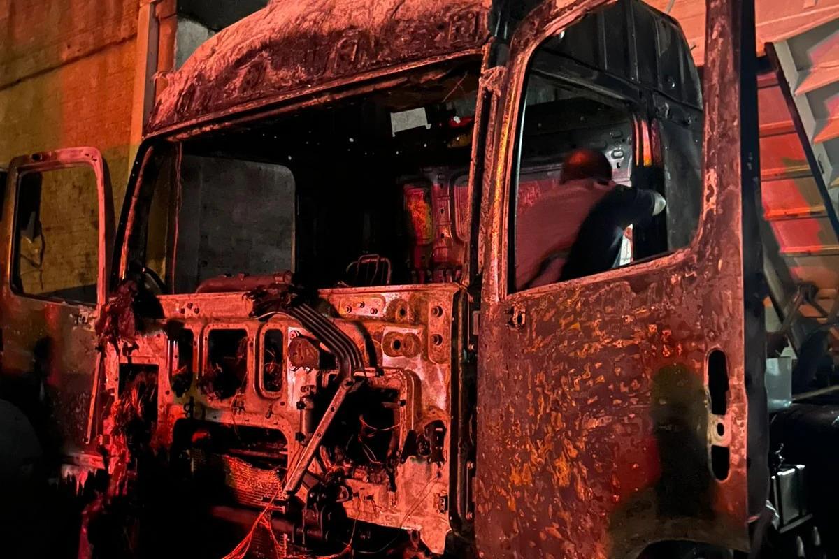 Caminhão é destruído por incêndio em Balneário Rincão