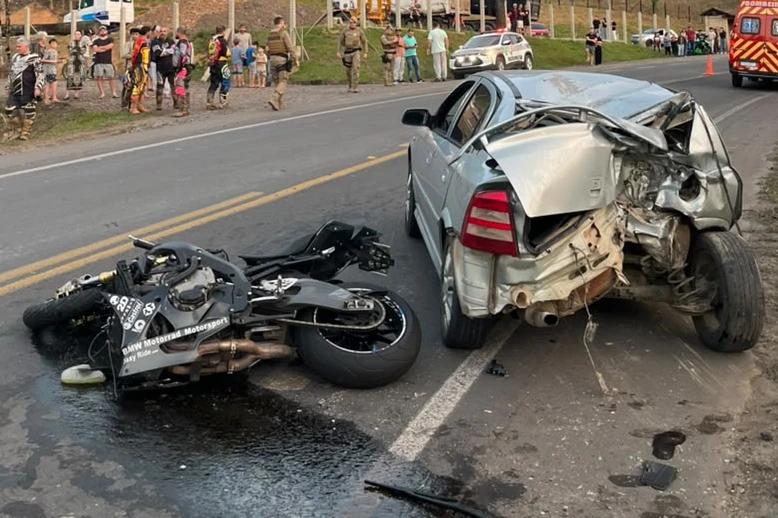 Motociclista fica gravemente ferido após colisão traseira e é socorrido pelo serviço aeromédico