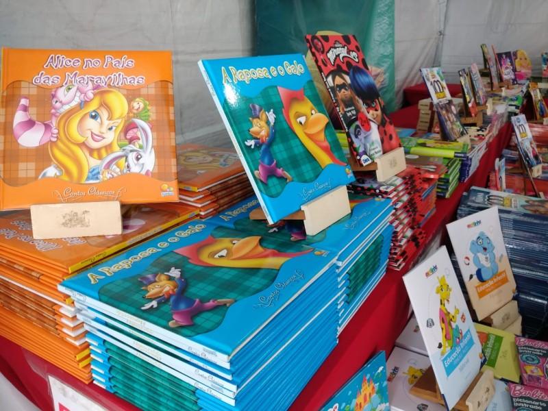 Fundação Cultura de Criciúma divulga programação até este sábado na Feira do Livro