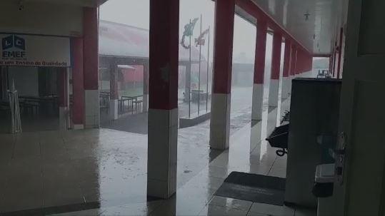 Vídeo mostra chuva forte e vento na Escola Municipal Professora Lili Coelho, na Santa Luzia