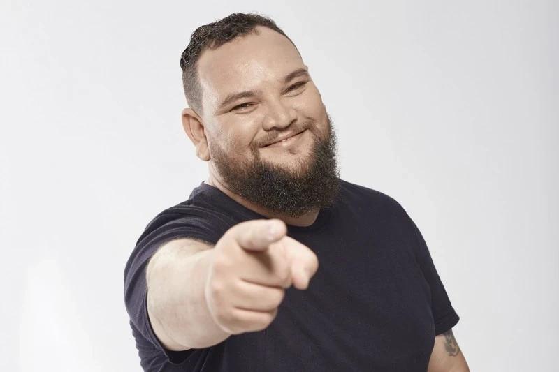 Humorista Rafael Aragão apresenta espetáculo no Teatro Elias Angeloni