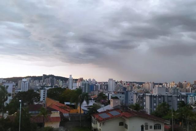 Predomínio de céu nublado e temperaturas amenas marcam a quinta-feira em Criciúma
