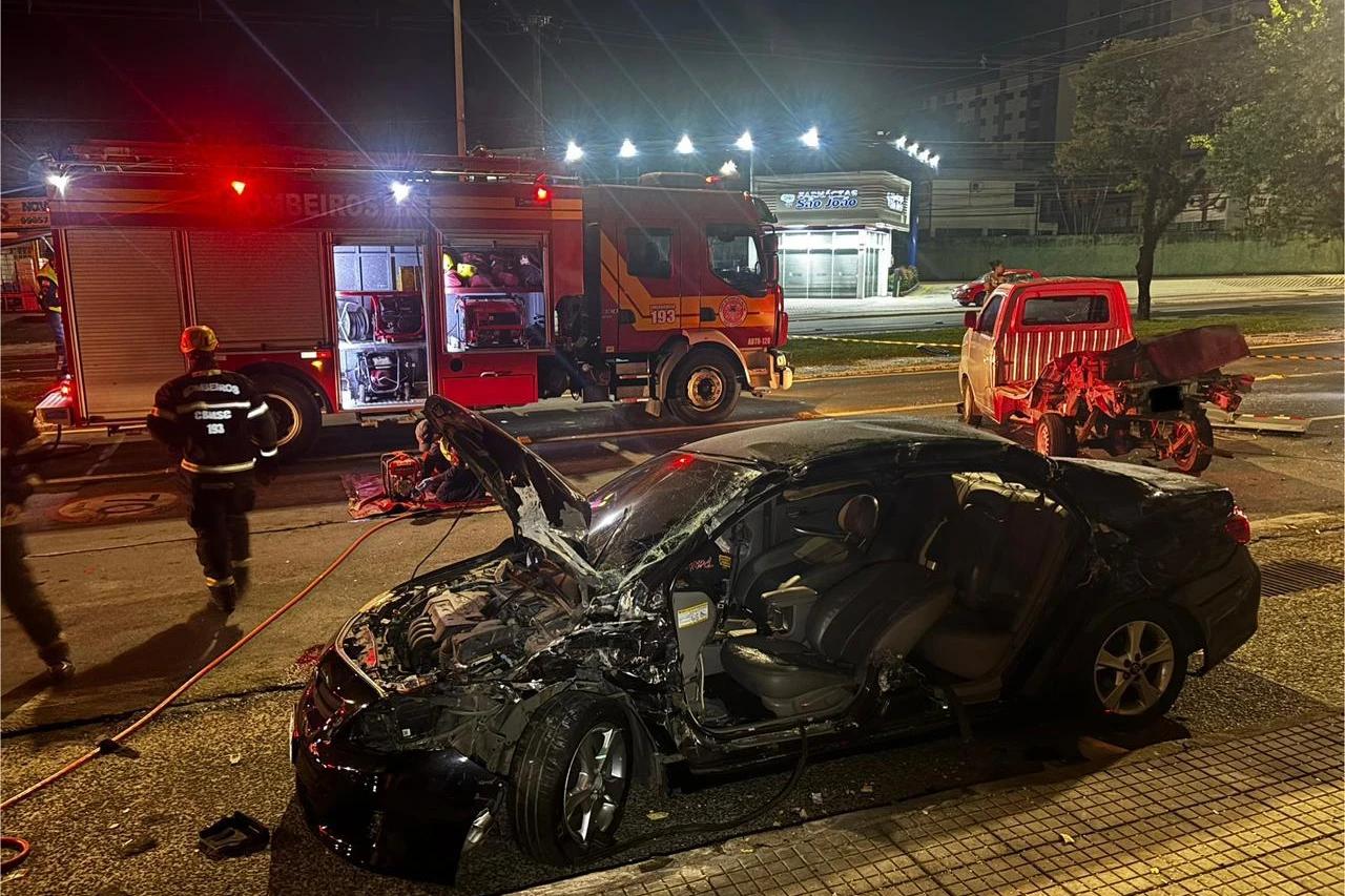 Fotos: motorista colide em quatro veículos estacionados na área central de Criciúma