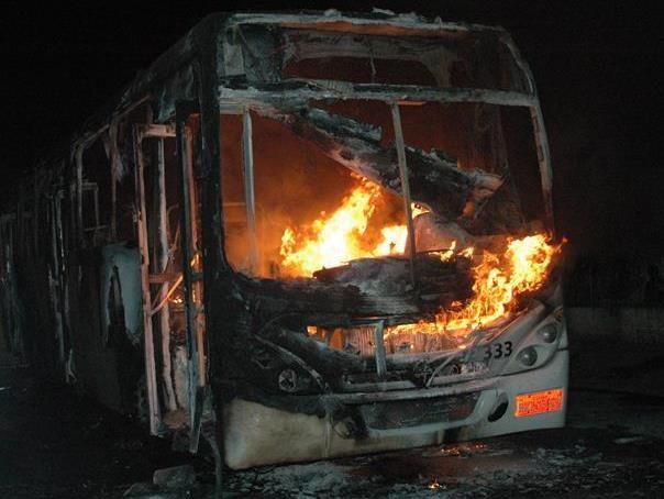 Madrugada tranquila, ônibus circulando pela cidade 
