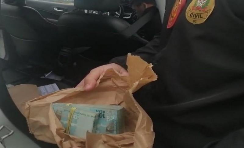 Laguna: PC apreende R$ 18 mil com candidato a vice-prefeito e afirma que dinheiro era para compras de votos