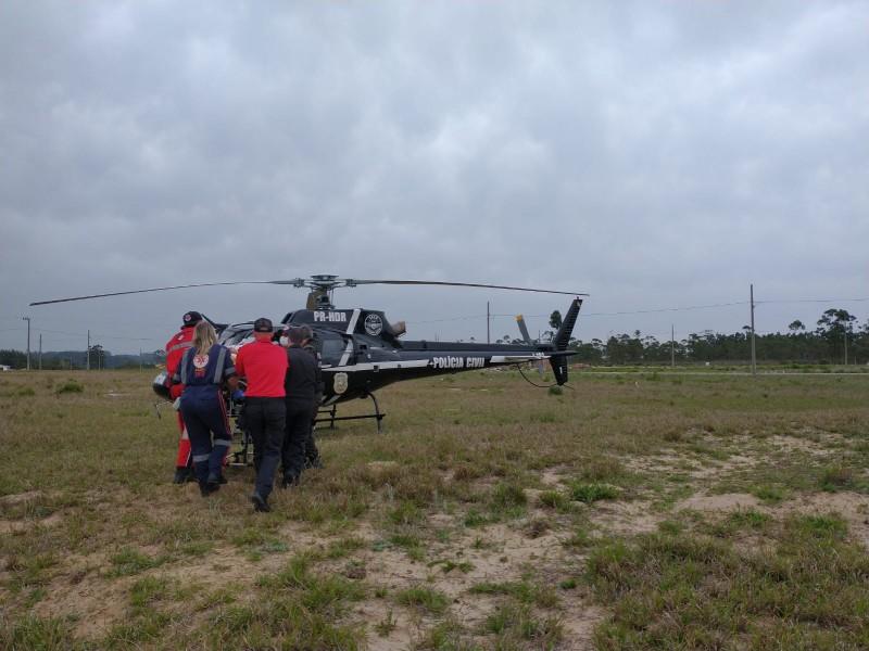 Homem é conduzido ao hospital com ferimentos graves após queda de telhado