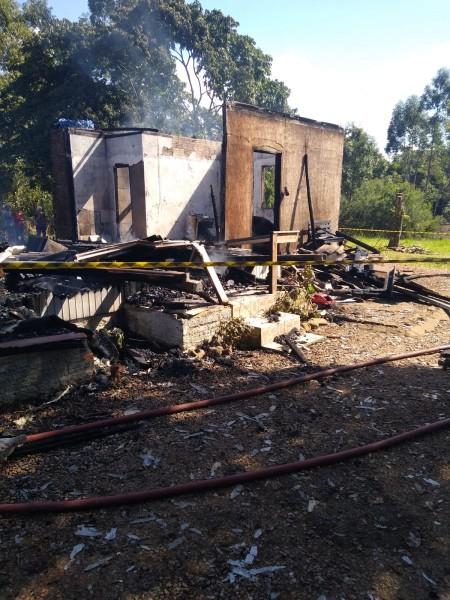 Bombeiros combatem incêndio em residência; caso foi registrado em Forquilhinha