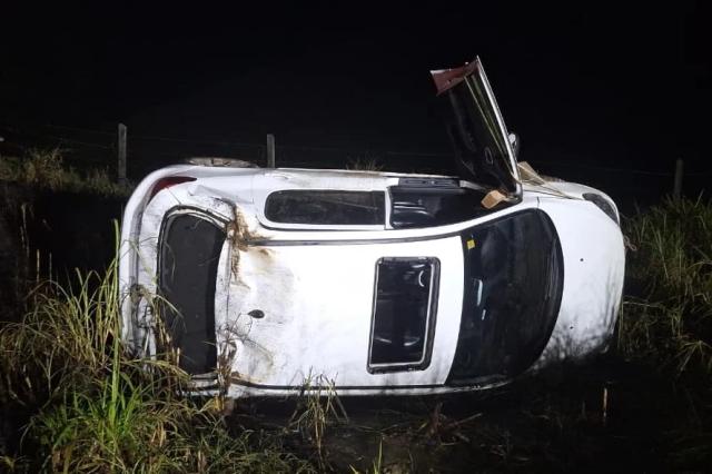 Carro tomba após saída de pista e passageira fica presa às ferragens na SC-438