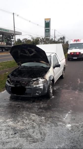 Carro é parcialmente destruído por incêndio em Maracajá
