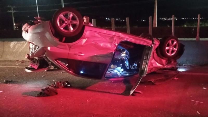 Carro capota na BR-101 em Tubarão após colidir contra caminhão