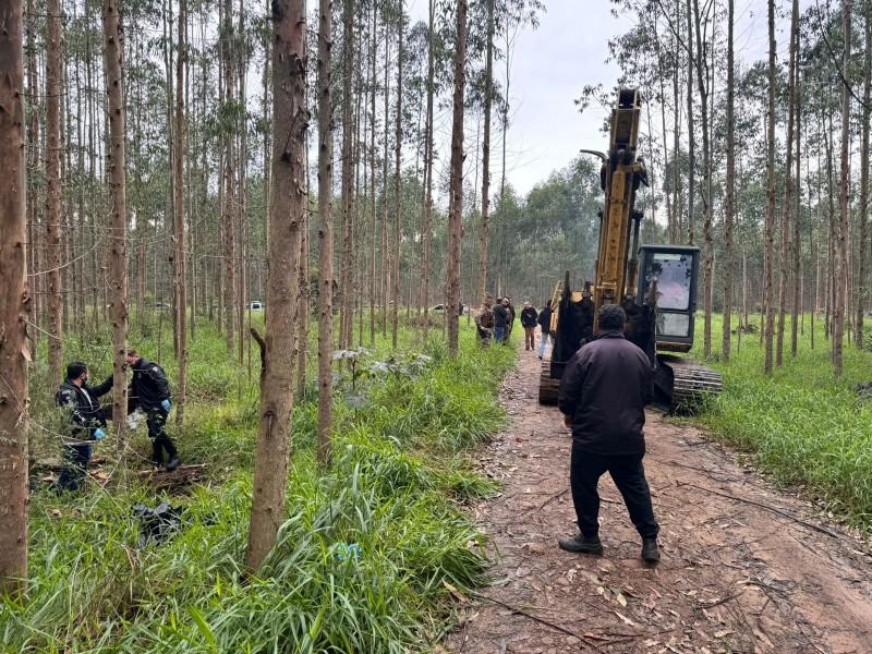 Três corpos são encontrados enterrados em praia de Balneário Arroio do Silva