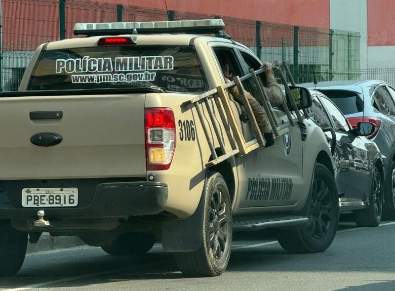 Homem é preso por homicídio após fugir de abordagem policial no Centro de Criciúma