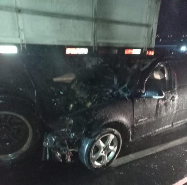 Adolescente de 16 anos colide veículo contra carreta na BR-101 e é hospitalizado 