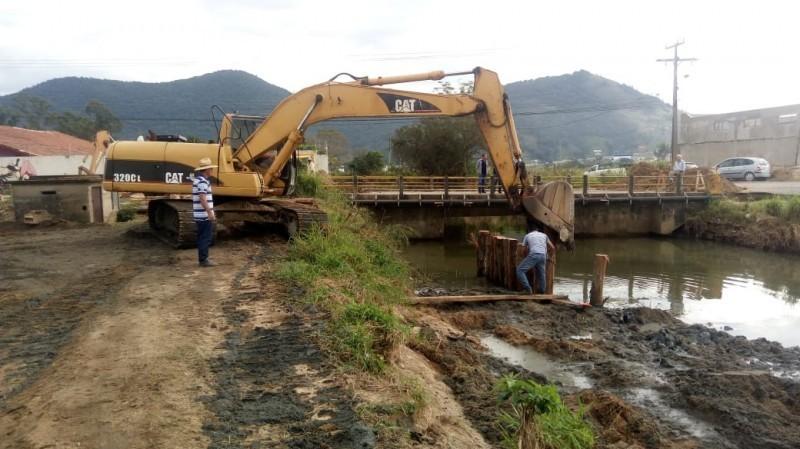 Prefeitura de Tubarão realiza barreira física para evitar tráfego de caminhões ao acesso Sul 