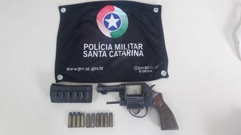 Discussão entre casal termina com homem preso por porte ilegal de arma de fogo e violência doméstica