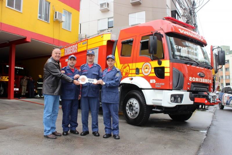 Corpo de Bombeiros de Criciúma recebe caminhão