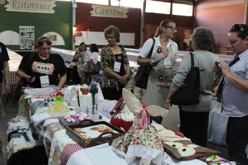 Artesãs do Balneário Rincão fazem exposição na Festa do Vinho