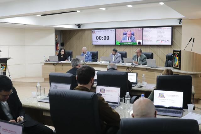 PL que exige divulgação de currículos volta ao debate e é rejeitado pela Câmara de Criciúma