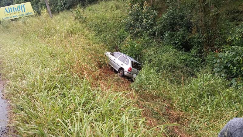 Carro sai da pista e provoca colisão na rodovia SC-108, em Urussanga