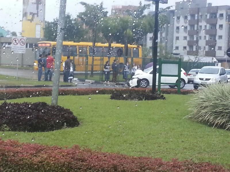 Veículo atinge Amarelinho e deixa trânsito lento