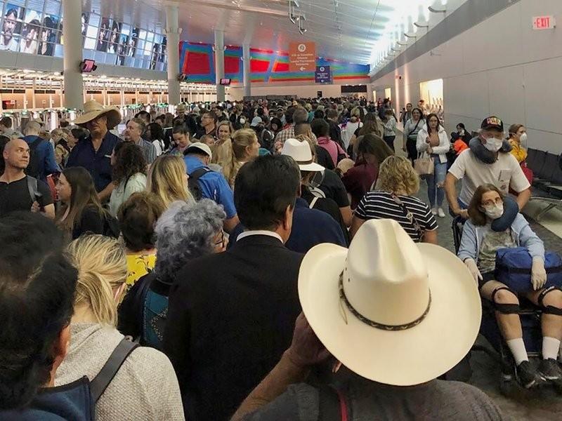 Controle maior na entrada: filas de até oito horas nos aeroportos nos EUA