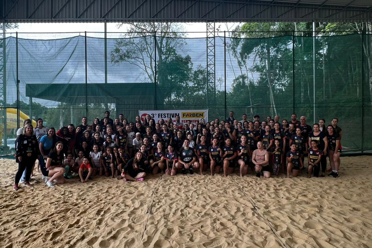 Festival vôlei feminino reúne mais de cem crianças no Mampituba