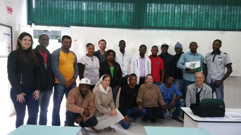 Haitianos iniciam curso de Língua Portuguesa oferecido pelo Unibave