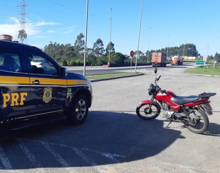 PRF recupera motocicleta e veículo com registros de furto em Paulo Lopes e em Porto Belo
