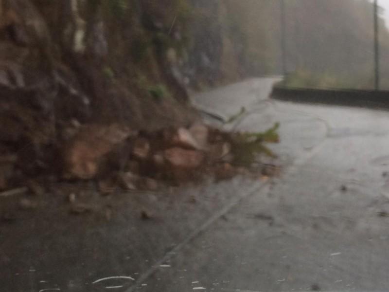 Após queda de barreira, trânsito flui em meia pista na Serra do Rio do Rastro