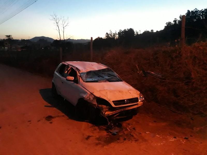 Adolescente fica ferido após capotar veículo em Gravatal