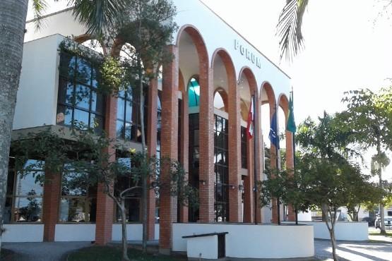 Júri em Tubarão condena homem a 19 anos de prisão por dupla tentativa de homicídio