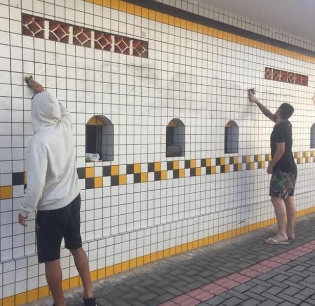 Andrew se manifesta após ajudar a apagar pichação no HH: 'Já foi minha casa!'