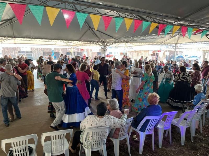 Grupo da Terceira Idade movimenta o Parque Farroupilha em Balneário Arroio do Silva