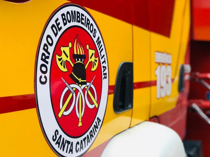 Colisão frontal entre caminhonete e moto deixa uma mulher ferida em Braço do Norte